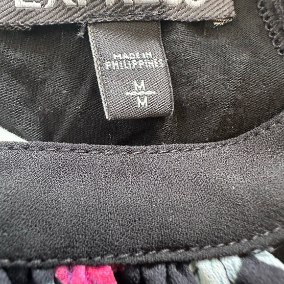 8/$20 Express Floral Sleeveless Top - Black with Multicolor Flowers Medium NWOT - Picture 7 of 8